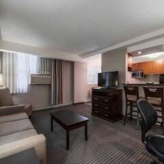 Отель Regency Suites Hotel Канада, Калгари - отзывы, цены и фото номеров - забронировать отель Regency Suites Hotel онлайн гостиничный бар