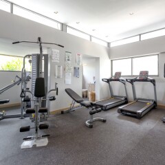 Oakwood Hotel Journeyhub Phuket фитнесс-зал фото 3