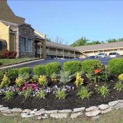 Отель Quarters Inn & Suites