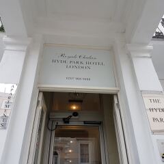 Отель The Royale Chulan Hyde Park банкомат