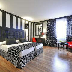 Salles Hotel Aeroport de Girona комната для гостей