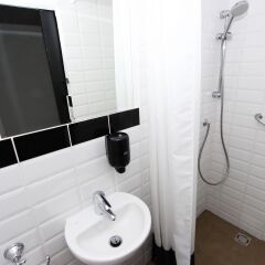 Отель Adagio Hostel 1.0 Oktogon Венгрия, Будапешт - отзывы, цены и фото номеров - забронировать отель Adagio Hostel 1.0 Oktogon онлайн ванная