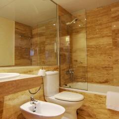 Отель Apartamentos S'Abanell Central Park Испания, Бланес - отзывы, цены и фото номеров - забронировать отель Apartamentos S'Abanell Central Park онлайн ванная