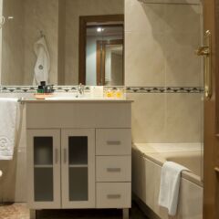 Отель Quo Eraso Aparthotel Испания, Мадрид - 9 отзывов об отеле, цены и фото номеров - забронировать отель Quo Eraso Aparthotel онлайн ванная
