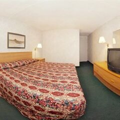 Отель Rodeway Inn North Columbus комната для гостей фото 5