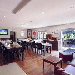 Отель Browns Sports & Leisure Club питание