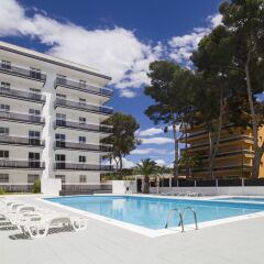 Отель Apartamentos Priorat бассейн