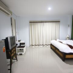 Отель Longlake Resort сейф в номере