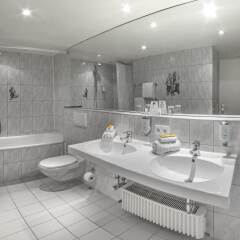 Отель Drei Loewen Hotel Германия, Мюнхен - 14 отзывов об отеле, цены и фото номеров - забронировать отель Drei Loewen Hotel онлайн ванная