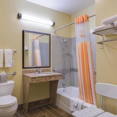 Отель La Quinta Inn & Suites Logan ванная фото 2