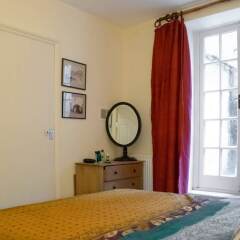 Отель Spacious 2 Bedroom Flat Near Kings Cross and Angel Лондон комната для гостей
