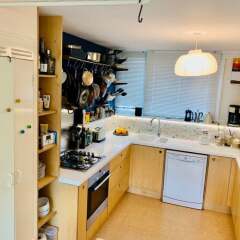 Отель Bright and Spacious 2 Bedroom Maisonette in Central London With Balcony Лондон в номере