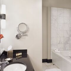 Отель French Quarter Inn ванная