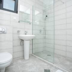 Отель Bevilacqua Apartments Черногория, Будва - отзывы, цены и фото номеров - забронировать отель Bevilacqua Apartments онлайн ванная фото 2