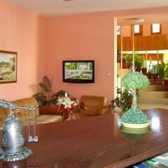 Отель Family Hotel Flora Болгария, Ардино - отзывы, цены и фото номеров - забронировать отель Family Hotel Flora онлайн интерьер отеля