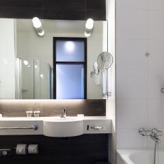 Отель Hilton Helsinki Kalastajatorppa 4* Стандартный семейный номер с разными типами кроватей фото 7