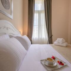 Отель Home and Art Suites сейф в номере