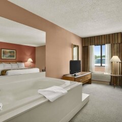 Отель Baymont Inn & Suites - Sullivan комната для гостей фото 4