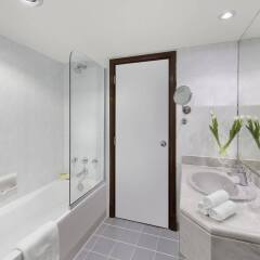 Отель Admiral Plaza Hotel Dubai ОАЭ, Дубай - отзывы, цены и фото номеров - забронировать отель Admiral Plaza Hotel Dubai онлайн ванная