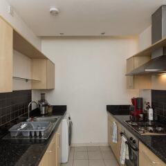 Отель Bright & Spacious 2 Bed w/ Terrace near City Centre в номере