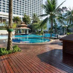 Отель Cholchan Pattaya Beach Resort бассейн фото 3