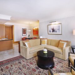 Отель The Ritz-Carlton Executive Residences, Dubai International Financial Centre Дубай комната для гостей фото 2