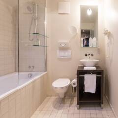 Отель The New Yorker Hotel Köln-Messe Германия, Кёльн - 8 отзывов об отеле, цены и фото номеров - забронировать отель The New Yorker Hotel Köln-Messe онлайн ванная фото 2