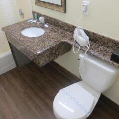 Отель Rodeway Inn & Suites LAX ванная фото 2