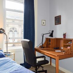 Апартаменты Bright 2 Bedroom Apartment in City Centre Эдинбург удобства в номере