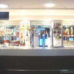 Отель Holiday Inn Express London Stansted гостиничный бар