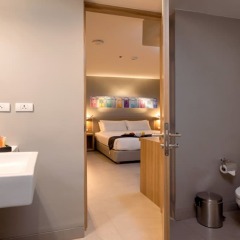 Oakwood Hotel Journeyhub Phuket ванная фото 2