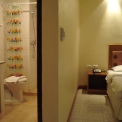 Апартаменты Sunwest Apartment Пхукет комната для гостей