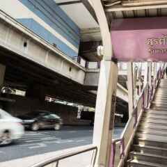 Отель The Step Sathon Бангкок парковка