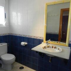 Отель Hostal El Alferez Испания, Вехер-де-ла-Фронтера - отзывы, цены и фото номеров - забронировать отель Hostal El Alferez онлайн ванная