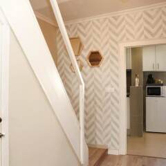 Отель Flores Guest House сейф в номере