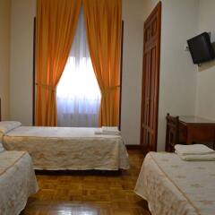 Отель Hostal Edreira сейф в номере