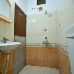 OYO 8494 Hotel NS Sheetal ванная
