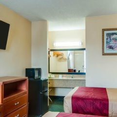 Econo Lodge Civic Center in Roanoke, United States of America from 143$, photos, reviews - zenhotels.com guestroom photo 4