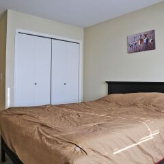 Отель Vibrant Flat 10 min drive downtown сейф в номере