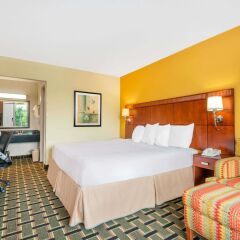 Отель Days Inn by Wyndham Knoxville East комната для гостей