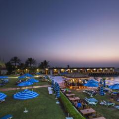 Отель Dubai Marine Beach Resort & Spa ОАЭ, Дубай - 12 отзывов об отеле, цены и фото номеров - забронировать отель Dubai Marine Beach Resort & Spa онлайн бассейн фото 2