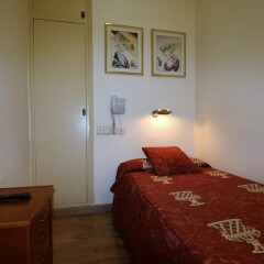 Отель Hostal Hispano - Argentino сейф в номере