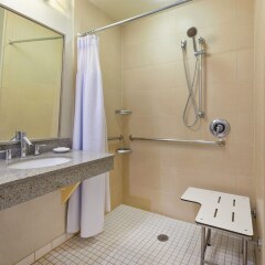 Отель Crowne Plaza Columbus North- Worthington США, Колумбус - отзывы, цены и фото номеров - забронировать отель Crowne Plaza Columbus North- Worthington онлайн ванная фото 2