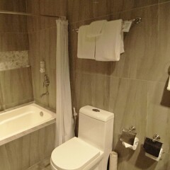 Отель Best Western Hotel La Corona Manila Филиппины, Манила - 2 отзыва об отеле, цены и фото номеров - забронировать отель Best Western Hotel La Corona Manila онлайн ванная