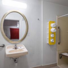 Отель Motel 6 Columbus OSU США, Колумбус - отзывы, цены и фото номеров - забронировать отель Motel 6 Columbus OSU онлайн ванная