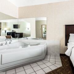Отель Quality Inn Niagara Falls США, Ниагара-Фолс - отзывы, цены и фото номеров - забронировать отель Quality Inn Niagara Falls онлайн ванная
