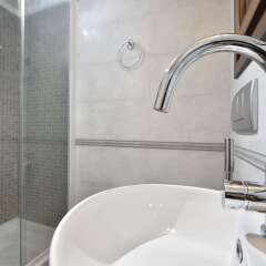Отель Karyatis Luxury Maisonette by K&K Афины ванная фото 2