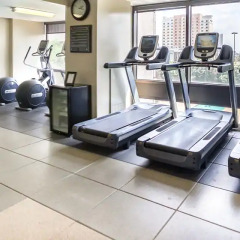 Отель DoubleTree Suites by Hilton Houston by the Galleria фитнесс-зал фото 3