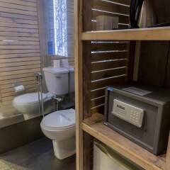 The Lady Hill Hotel сейф в номере