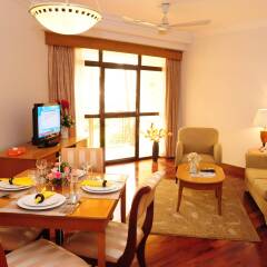 Апартаменты Riverside Serviced Apartments комната для гостей